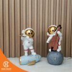 Dekorasi Pajangan Musician Astronaut Figurine + Solid Wood Base Teapot Table - Gambar 3