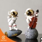 Dekorasi Pajangan Musician Astronaut Figurine + Solid Wood Base Teapot Table - Gambar 2