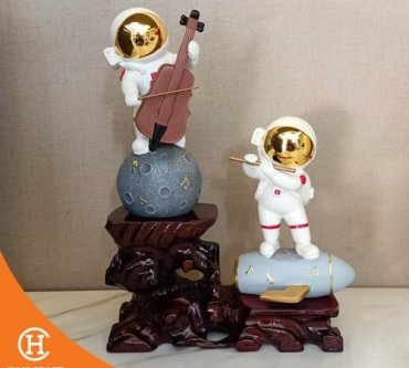 Dekorasi Pajangan Musician Astronaut Figurine and Teapot Table