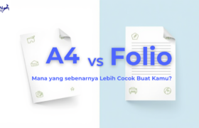 Ilustrasi perbandingan ukuran kertas A4 dan folio di atas meja kerja dengan dokumen dan alat tulis
