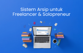 Sistem arsip freelancer menggunakan ordner untuk invoice kontrak dan dokumen bisnis tertata rapi
