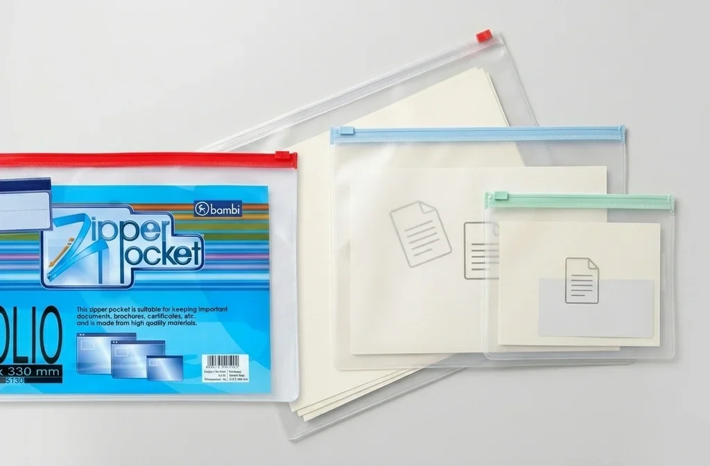 Tiga varian zipper pocket Bambi ukuran A5, A4, dan Folio berbahan PVC transparan tersusun di meja kantor – Bindexmall