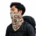 Pria Memakai Bandana Outdoor Sebagai Neck Gaiter Saat Hiking
