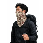 Pria Memakai Bandana Outdoor Motif Paisley dengan Tas Carrier