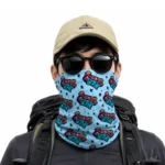 Pria Memakai Masker Buff Sebagai Penutup Wajah Saat Hiking dengan Topi dan Kacamata