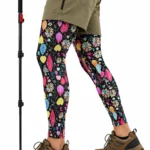 Wanita Memakai Manset Kaki Motif Bunga Daun Saat Hiking dengan Trekking Pole