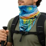 Pria Memakai Buff Outdoor Sebagai Neck Gaiter Saat Hiking