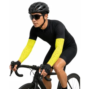 Pria Memakai Manset Tangan Kuning Neon Saat Bersepeda Road Bike
