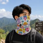 Pria Memakai Buff Gunung Sebagai Penutup Wajah Saat Mendaki Dekat Papan Penunjuk Puncak