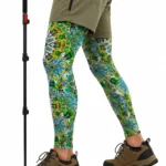Pria Memakai Manset Kaki Motif Mandala Saat Hiking dengan Trekking Pole