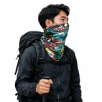 Pria Memakai Slayer Outdoor Motif Comic Pop Art dengan Tas Carrier