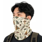 Pria Memakai Buff Camping Sebagai Neck Gaiter Saat Hiking dengan Tas Carrier