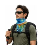 Pria Memakai Buff Outdoor Motif Starry Night dengan Kacamata dan Tas Carrier